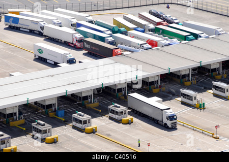 LKW-Schlange, um check-in für boarding Kanal-Fähren im Hafen von Dover Stockfoto