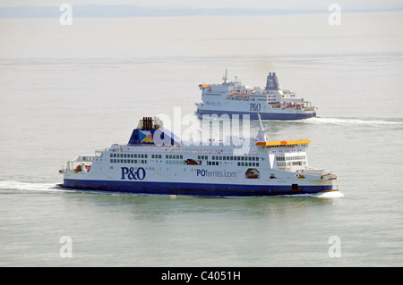 P&O-Passagierfähren, die in der Straße von Dover abfahren und ankommen, mit französischer Küste, die von Kent England aus im Dunst verstreut ist Stockfoto