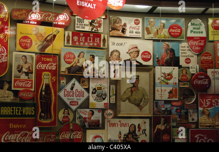 World of Coca-Cola. Permanente Ausstellung mit der Geschichte der The Coca-Cola Company. Alte Werbung für Coke. Atlanta. USA. Stockfoto