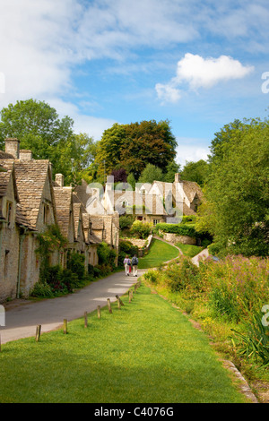 Großbritannien, Europa, England, Cotswolds, Arlington Raw, Häuser, Wohnungen, Weg, Bäume Stockfoto