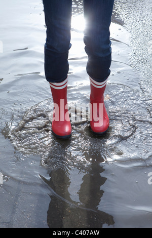 Gummistiefel in Pfütze hautnah Stockfoto