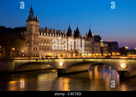 Burg der Conciergerie und die Brücke geändert in der Nacht. Paris, Frankreich. Stockfoto