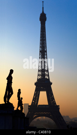 Der Eiffelturm in Paris, von dem Trocadero bei Sonnenaufgang gesehen. Stockfoto