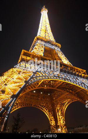 Hell erleuchtet in der Abenddämmerung in Paris Eiffelturm. Stockfoto