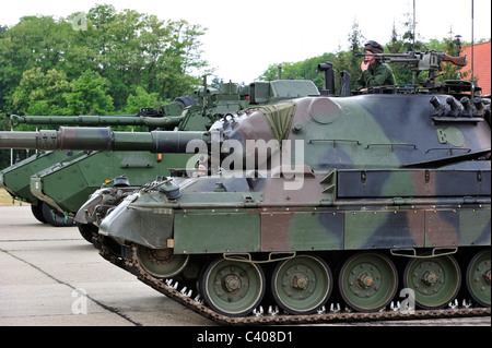 Fahrer und Kommandant im Turm des Kampfpanzers Leopard 1 der belgischen Armee, Belgien Stockfoto