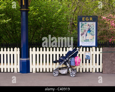 Verlassene Kinderwagen auf einer Bahn-Bahnsteig. Aufnahme in Exbury Gardens in der Nähe von Southampton, England. Stockfoto