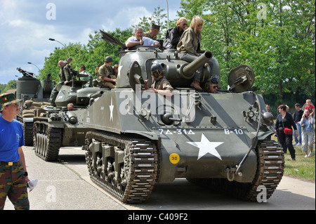 Zweiten Weltkrieg Kollektoren auf M4 Sherman Panzer während der Parade am Tag der offenen Tür der belgischen Armee bei Leopoldsburg, Belgien Stockfoto