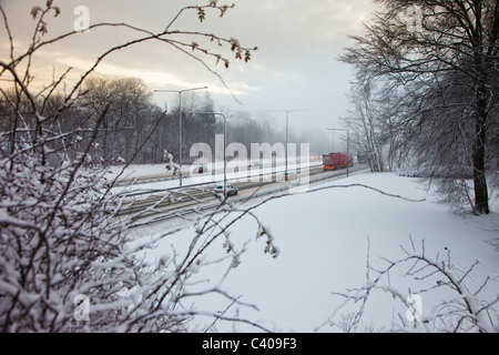 Verkehr auf einer verschneiten Autobahn im winter Stockfoto