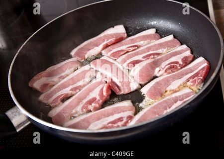 Dicke Stücke Schweinefleisch braten in einer Pfanne Stockfoto