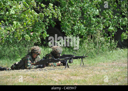 Belgische Infanterie Soldaten feuern Minimi M2 und MAG M2 Maschinengewehren während des Trainings, Belgien Stockfoto