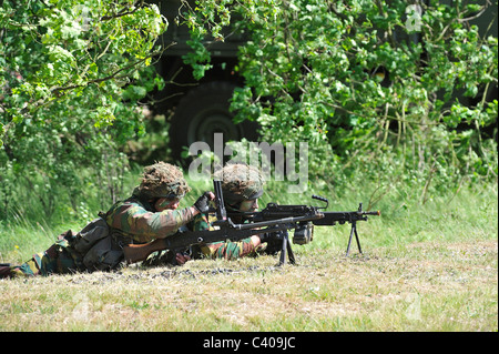 Belgische Infanterie Soldaten feuern Minimi M2 und MAG M2 Maschinengewehren während des Trainings, Belgien Stockfoto