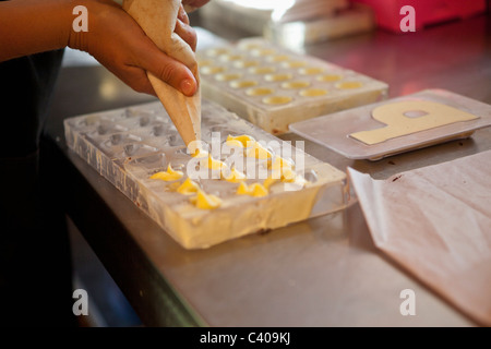 Frau Extrudieren Praline dought Stockfoto