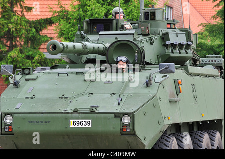 Fahrer und Kommandant im Turm des MOWAG Piranha IIIC gepanzerten Kampffahrzeug der belgischen Armee, Belgien Stockfoto