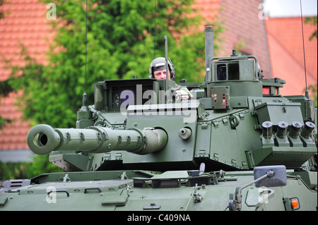 Kommandant im Turm des MOWAG Piranha IIIC gepanzerten Kampffahrzeug der belgischen Armee, Belgien Stockfoto