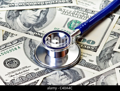 Stethoskop über Dollar amerikanischen Währung Gesundheitskonzept Stockfoto