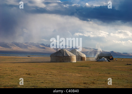 Traditionellen kirgisischen Haus, Jurte, in der Nähe von den Song-Kol-See. Schöne Wolken den Himmel bedeckt Stockfoto