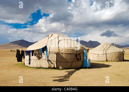 Traditionellen kirgisischen Haus, Jurte, in der Nähe von den Song-Kul-See. Schöne Wolken deckt einen tiefblauen Himmel. Stockfoto