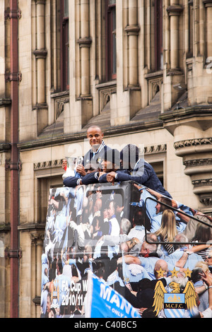Manchester City Cup Parade Tour-Bus und Spieler, 2011 Stockfoto