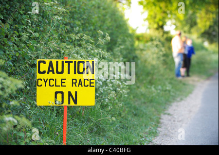 Radrennen auf Achtung - British Country Lane für Amateur Radrennen anmelden Stockfoto