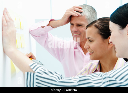 Teamarbeit auf Daten Stockfoto