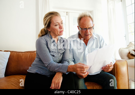 Paar suchen durch Rechnungen Stockfoto