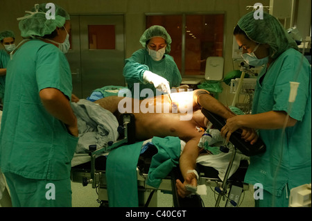 Krankenschwestern und Ärzte bereiten Patienten für die Operation Stockfoto