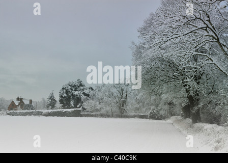 Haus in der Ferne. Ramsdell Straße. Wolverton Städte Ende, Ramsdell, Tadley, Hampshire, England, UK United Kingdom. Stockfoto