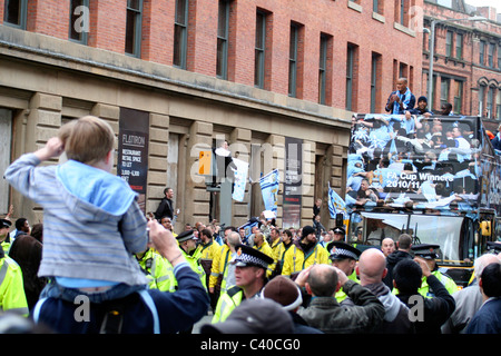 Fans, Manchester City Cup Parade Tourbus und Spieler, 2011 Stockfoto