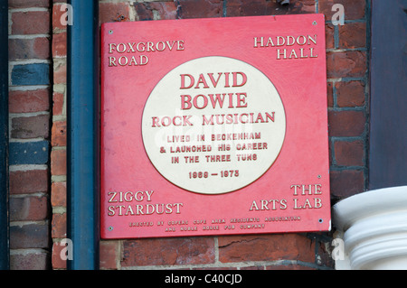 Eine Gedenktafel an Zizzis Restaurant in Beckenham High Street zum Gedenken an seine Verbindung, als die drei Tuns Pub mit David Bowie. Stockfoto