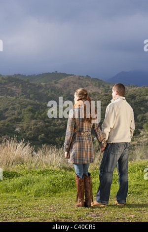 Junges Paar Hand in Hand in der Natur Stockfoto