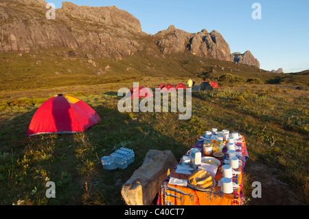 Madagaskar Andringitra Parc national NP camp camping am frühen Morgen Sonne breit Land Landschaft Madagaskar Afrika Afrika Berg pla Stockfoto