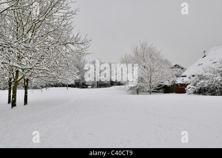 Bereich hinter den Häusern auf Farrindon Weg. Tadley. Hampshire, England, UK, Vereinigtes Königreich Stockfoto