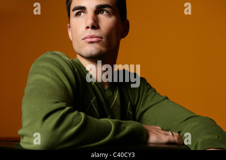 Mann, junge, Schönheit, sanft, sitzen, zuversichtlich, Männlich, adult, schön, 30-35, kaukasischen, emotional, lässige Kleidung, europäische, tende Stockfoto