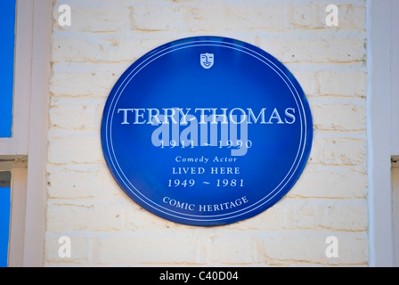 Comic-Erbe blaue Plakette Kennzeichnung eine Heimat der Komiker Terry-Thomas, im Queens Gate Mews, South Kensington, London, england Stockfoto