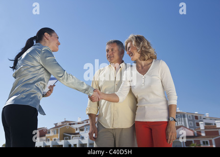 Realestate Agent Gruß reifes Paar Stockfoto