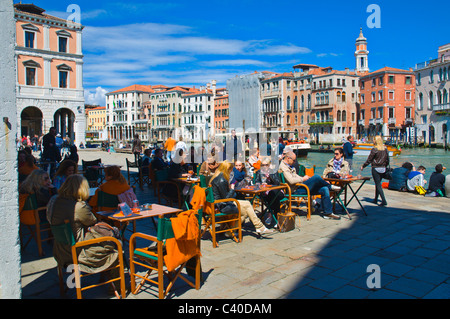 Cafe-Bar-Terrasse von Canal Grande Canal San Polo Bezirk Venedig Italien Europa Stockfoto