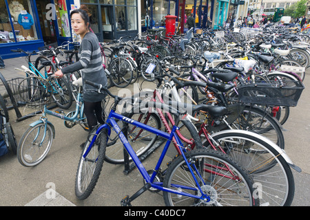 Massierten Fahrräder geparkt in breiten Streeet, Oxford Stockfoto