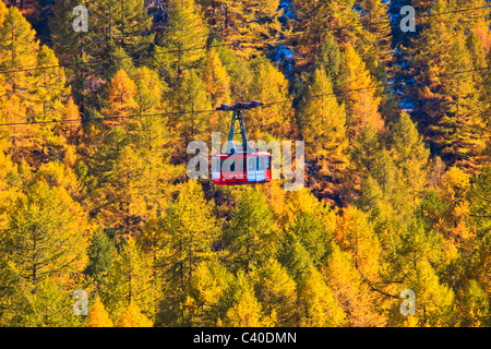 1, Alpen, schneiden, Teil, Straße, Bahn, Baum, Berg, Bergstraße, Bergstraßen, Berge, Bewegung, Bäume, Detail, Schienen Stockfoto