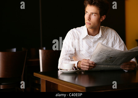 Mann, jung, Schönheit, lesen, sitzen, Café, Zimmer, männliche, Erwachsene, attraktiv, schön, 30-35, kaukasischen, emotional, lässige Kleidung, e Stockfoto