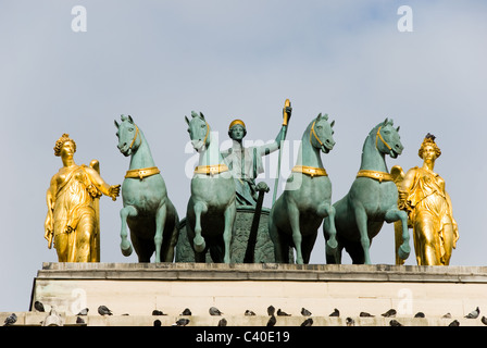 Arc de Triomphe du Carrousel, der Louvre in Paris Nahaufnahme von Pferde-Statuen Stockfoto