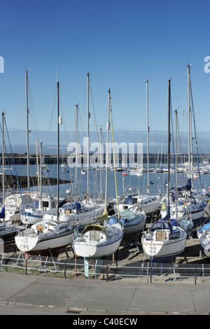 Yachten trocknen am Holyhead Yacht Club auf der Isle of Anglesey, Nordwales verankert Stockfoto
