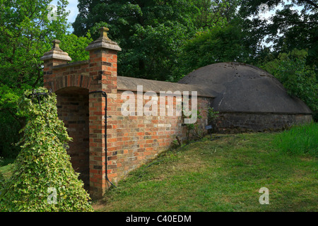 Die Icehouse, gebaut im 18. Jahrhundert in Burghley House, Stamford, Lincolnshire. Stockfoto