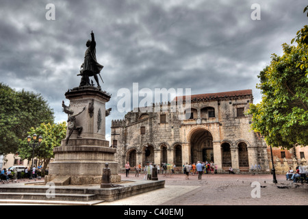 Plaza Colon mit Columbus-Denkmal und Dom, Santo Domingo, Dominikanische Republik Stockfoto