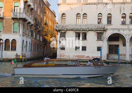 Wassertaxi am Rialto-Brücke am Canal Grande Canal Venedig Italien Europa Stockfoto