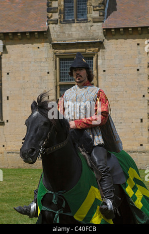 Ein Ritter zu Pferd auf einem mittelalterlichen Reenactment-Event. Obwohl sein Kostüm authentisch ist, trägt er keine Rüstung. Stockfoto