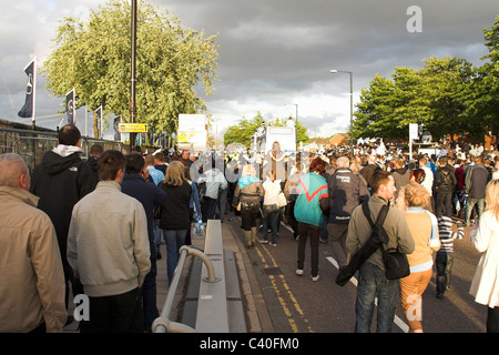 Fans sammeln außerhalb der City of Manchester Stadium, jetzt die Etihad für die Manchester City Cup Parade 2011 Stockfoto