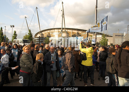 Fans sammeln außerhalb der City of Manchester Stadium, jetzt die Etihad für die Manchester City Cup Parade 2011 Stockfoto