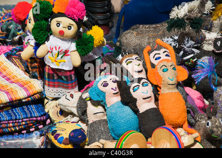 Eine Auswahl an bunten handgefertigte Puppen und Tiere ist auf dem Display für den Verkauf von einem Straßenhändler in der Innenstadt von Sayulita, Mexiko. Stockfoto