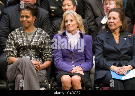 First Lady Michelle Obama und Arzt Jill Biden, Ehefrau von US-Vizepräsident Joe Biden, besuchen den ServiceNation Start "verpassen Stockfoto