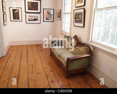 Antikes Sofa auf dem Display in der Galerie im Edward Hopper-Haus in Nyack, New York, USA, 20. März 2011, © K Andriotis Stockfoto
